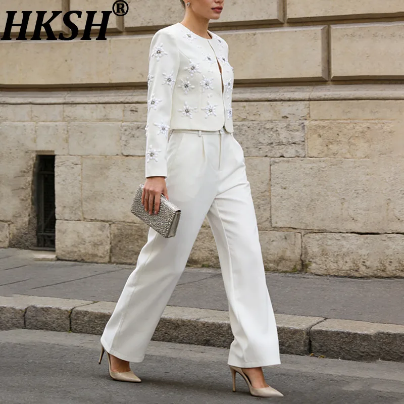 

HKSH 2026, весенний новый женский комплект из двух предметов, элегантная офисная женская куртка с круглым вырезом и бисером, однотонные прямые брюки, роскошный шик HK18442