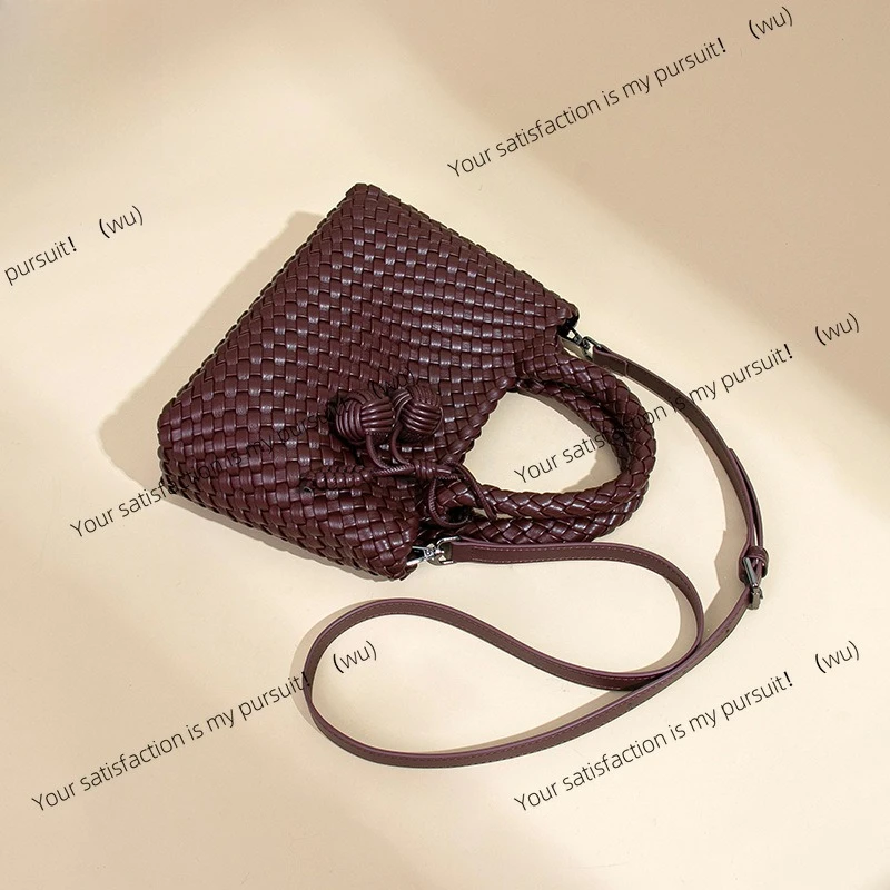 Tas wanita anyaman tangan, tas selempang kasual kulit lembut baru, modis dan serbaguna untuk dibawa di tangan