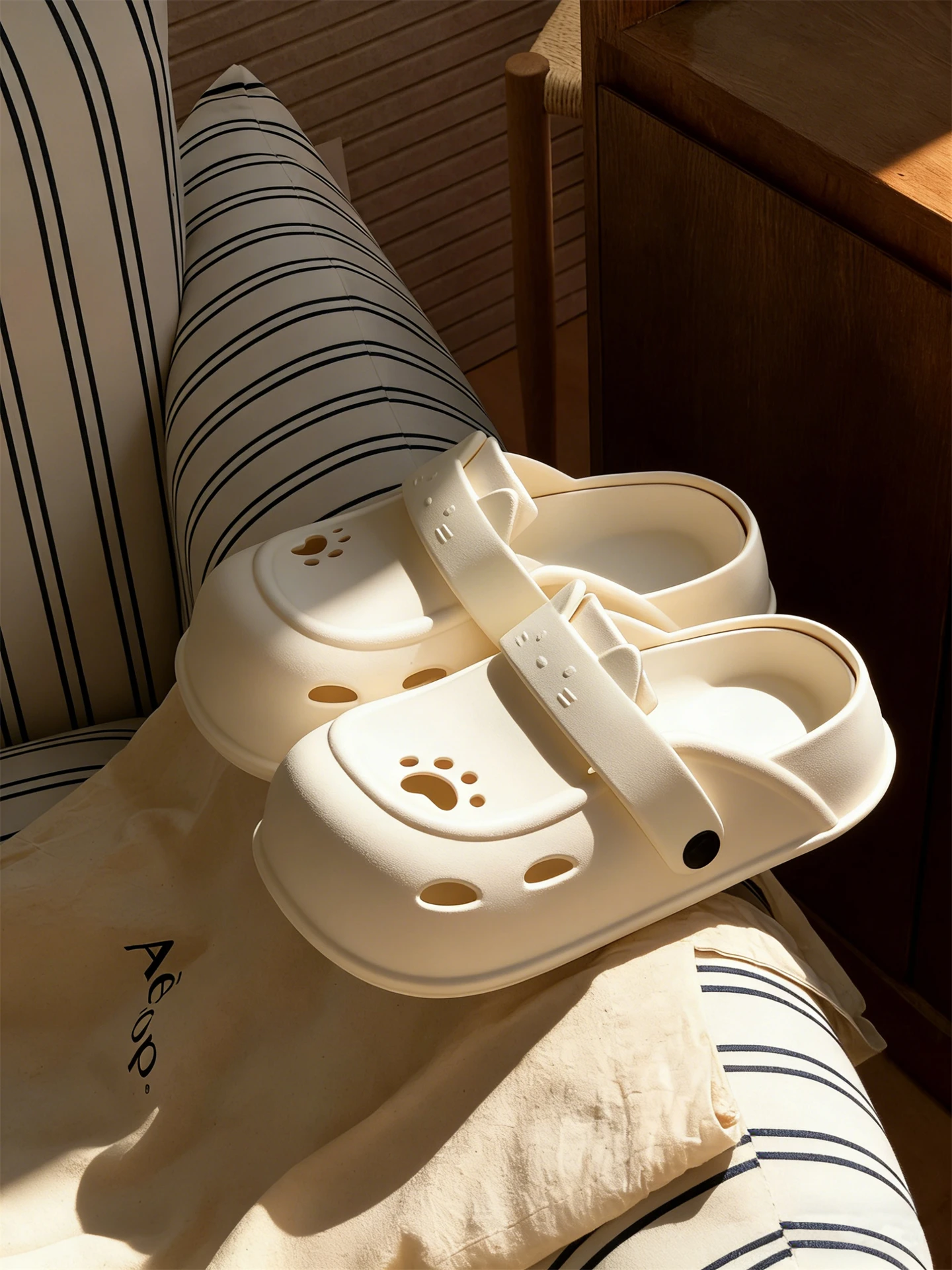 

Cute Claw Slippers Women's Summer Faion Outdoor Wear Anti-Slip Beach Sandals Thi Bot EVA Slippers