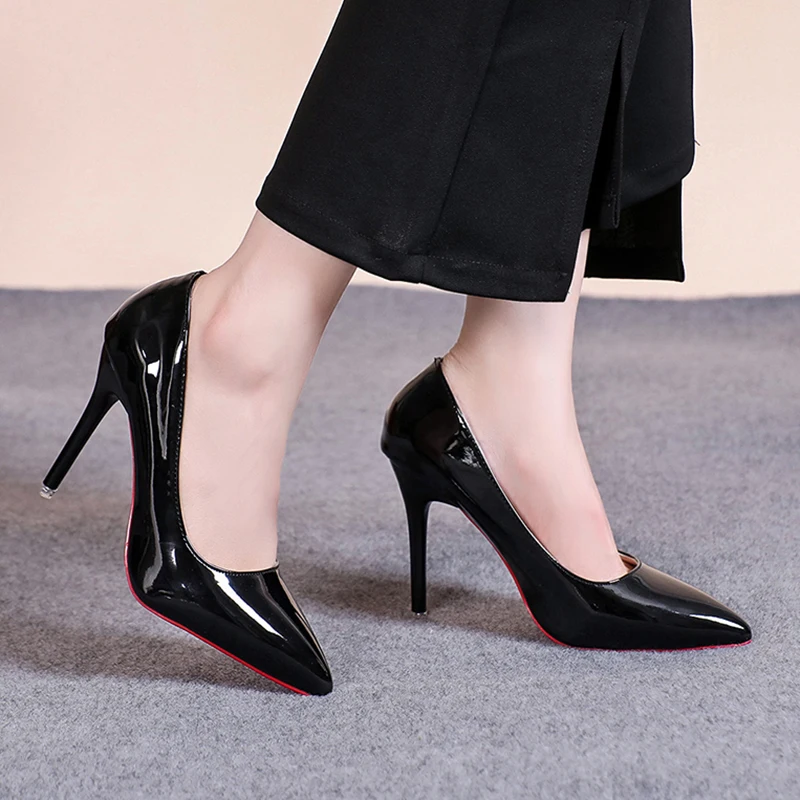 Zapatos de tacón de aguja negros clásicos para mujer, calzado de charol para oficina, talla grande 43, punta estrecha, 2024