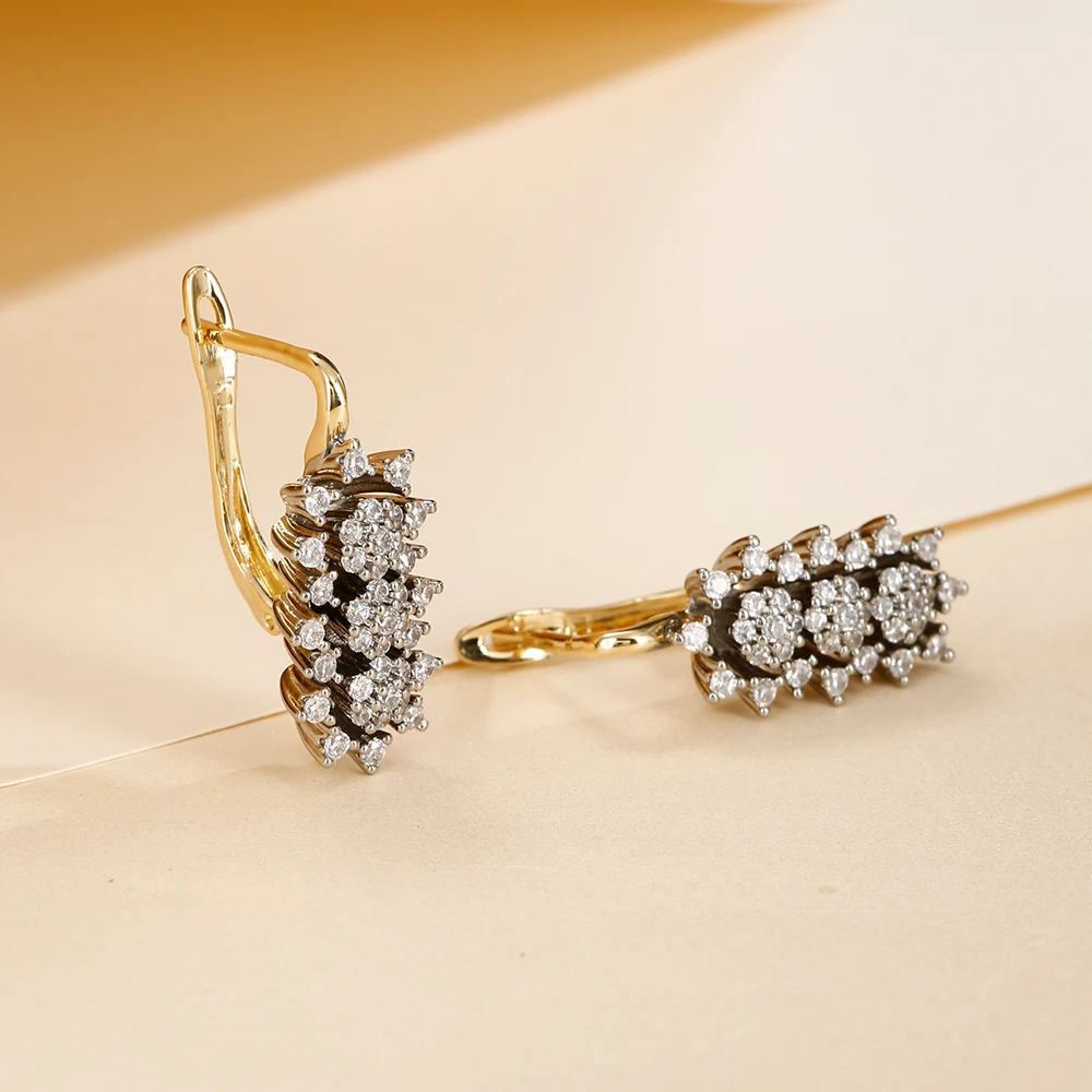 Französische, leicht luxuriöse, fächerförmige Zirkon-Ohrringe und -Ringe, zweifarbiges Set, kupferbeschichtet, 14K Gold, Accessoires für den Arbeitsplatz und Bankette. – Detail 6