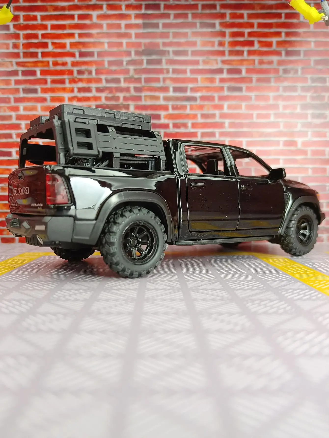 1: 32 دودج ماموث شاحنة بيك اب على الطرق الوعرة مركبة سبيكة نموذج الأبواب يمكن فتحها لديها محاكاة وظائف الصوت والإضاءة #3