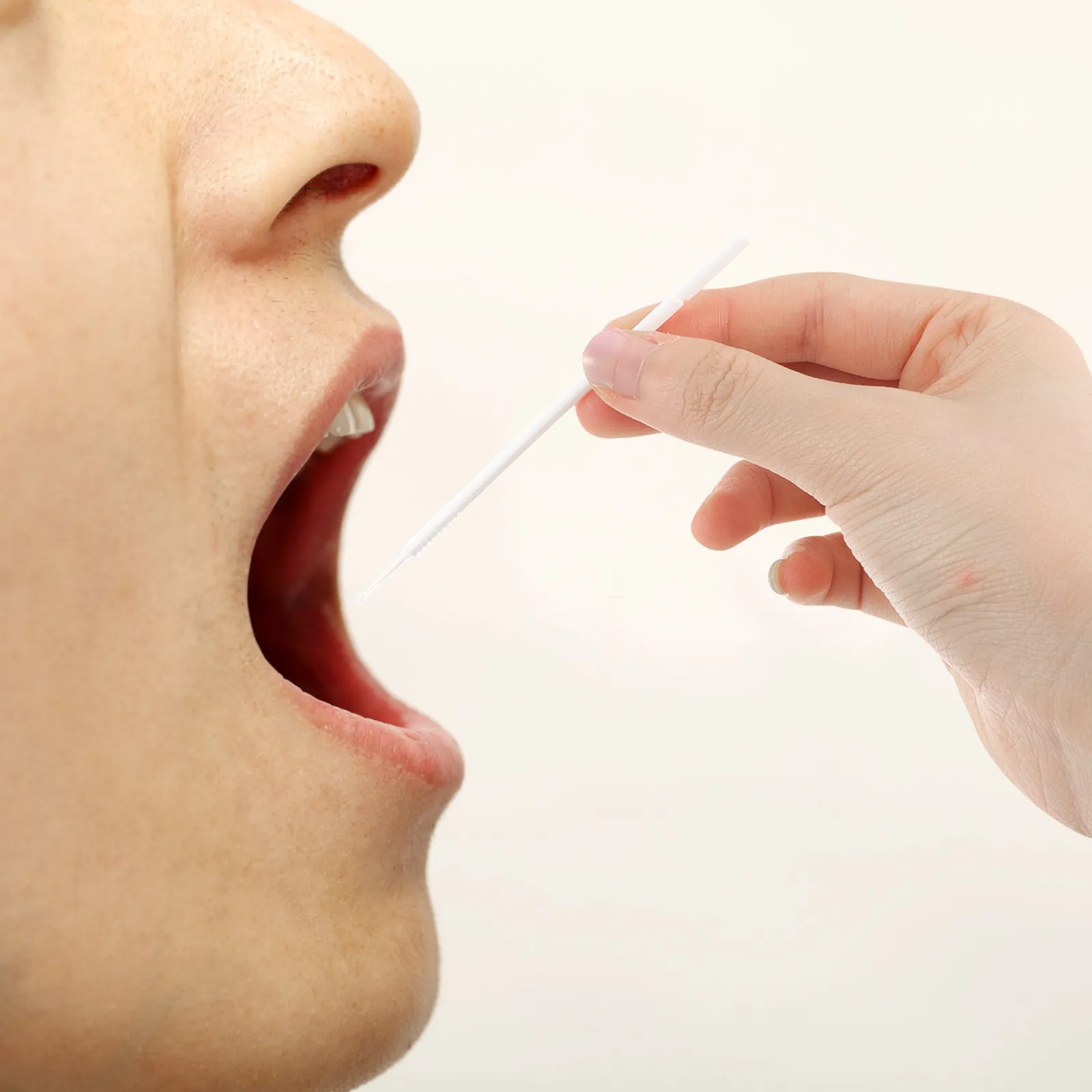 

100 шт. одноразовых микроаппликаторов для полости рта, зубных микрощеток, микро-тампонов для точной чистки, портативный футляр для хранения, для стоматологии