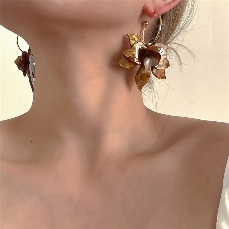 2024 New Trendy White Brown Resin Flower Hoop Earrings for Women Fashion Gardenia Earings Statement Jewelry Wholesale