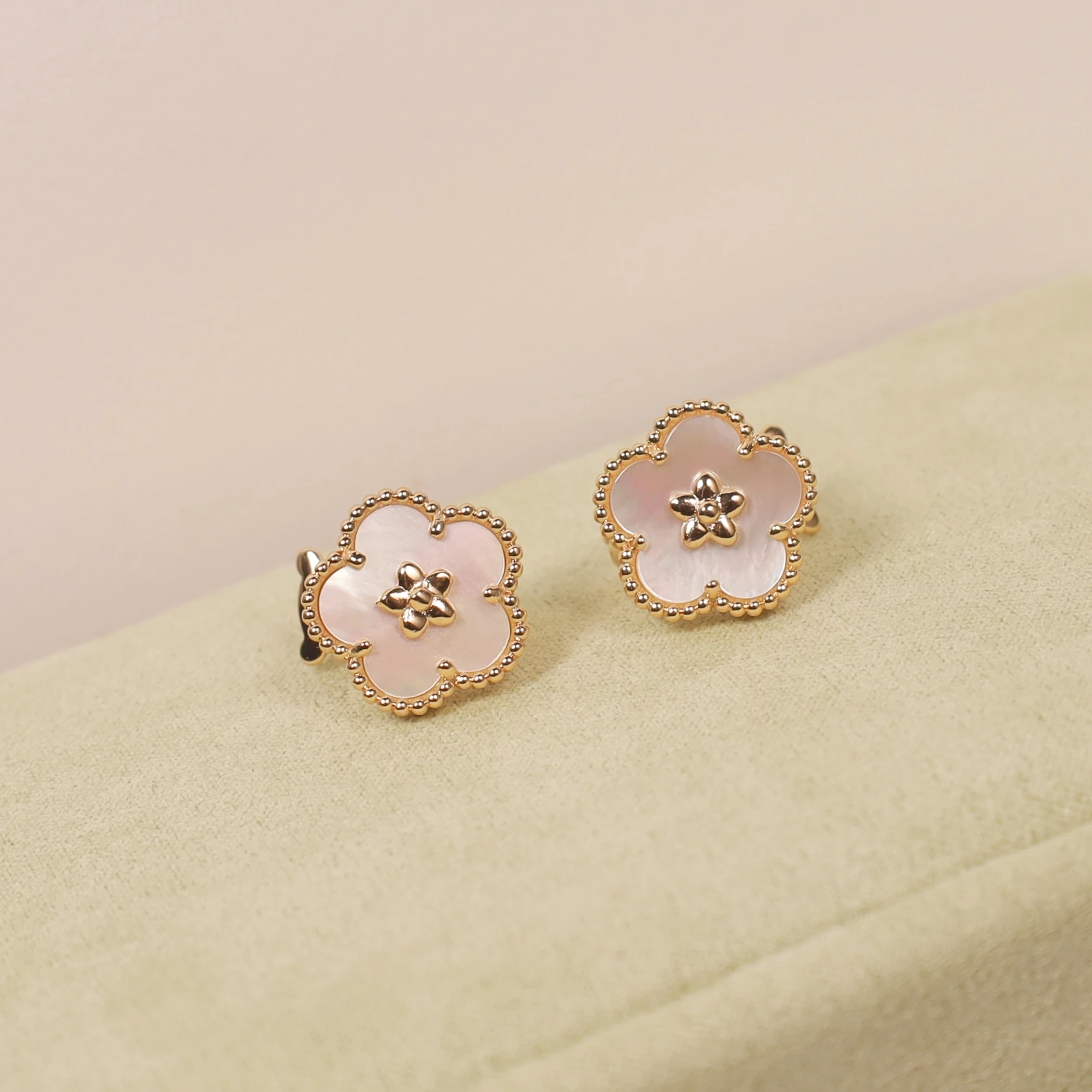 

White Shell Lucky Plum Blossom Earnail Women's Fashion Gift Original Design Exquisite Jewelry