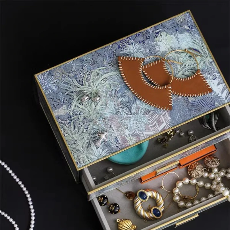 

Silk scarf painting, medieval double-layer antique storage box, jewelry box.