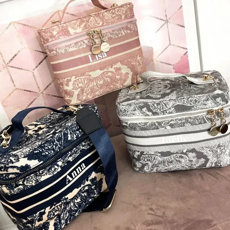 Spersonalizowane prezenty ślubne dla druhny kosmetyczka torba Crossbody kosmetyczna torba nazwa własna prezent dla panny młodej różowa torba