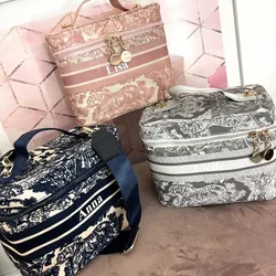 Personalizzato damigella d'onore regali di nozze Vanity Case Bag Crossbody Cosmetics Make Up Bag nome personalizzato regali per la sposa borsa di tela rosa