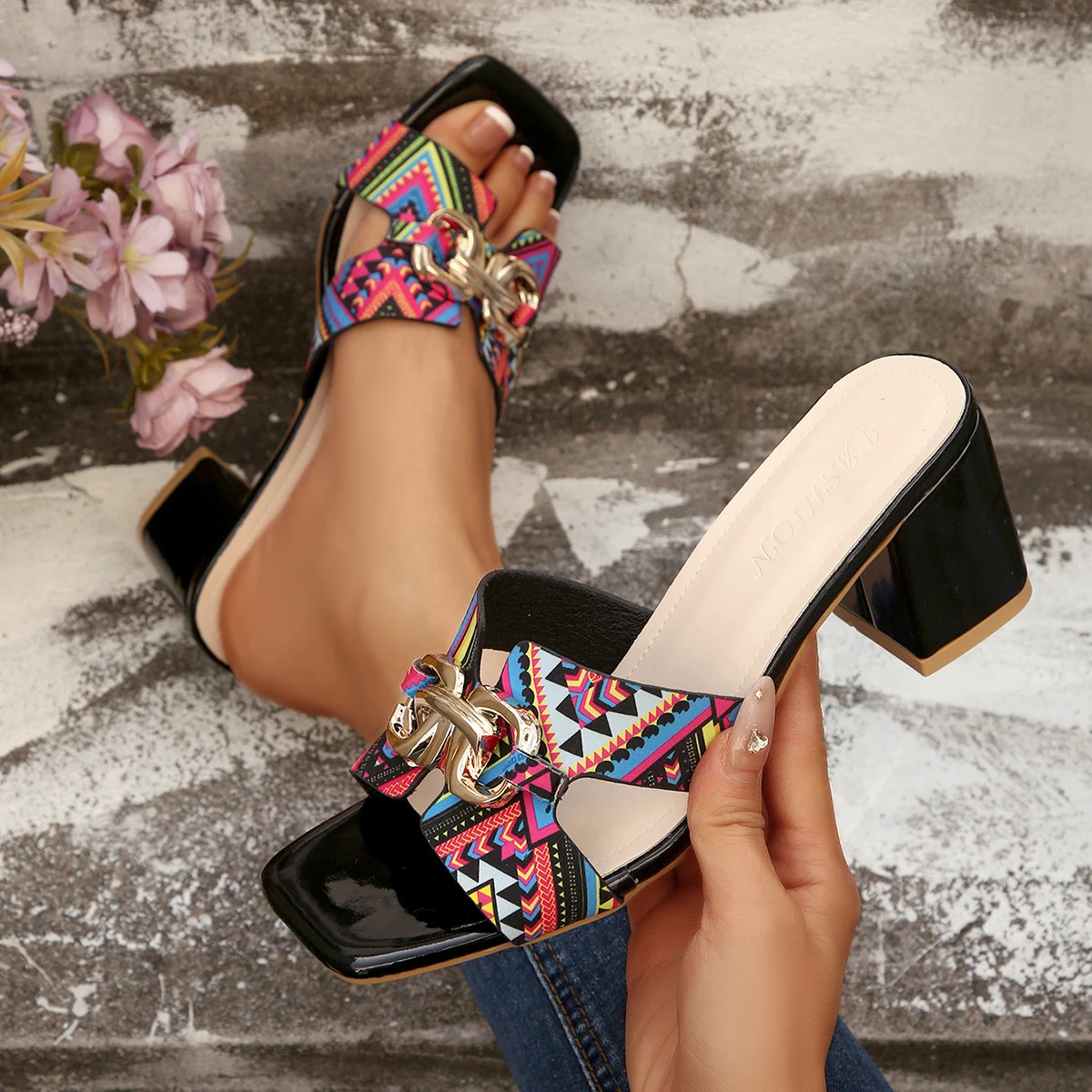 بالإضافة إلى حجم النساء الصنادل عالية الكعب في الهواء الطلق أحذية مصممين مسطحة النساء ‌   صنادل يومية لصيف 2025 بمقدمة مدببة ومزخرفة بالمعدن