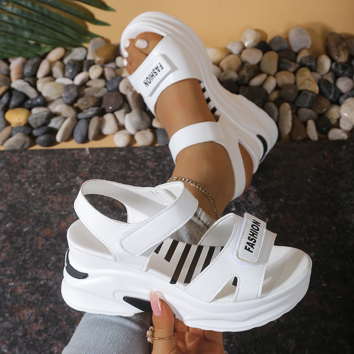 รองเท้าส้นเตารีดแบบสวมสำหรับผู - Velcro Strap Sandal บทวิจารณ์และราคา