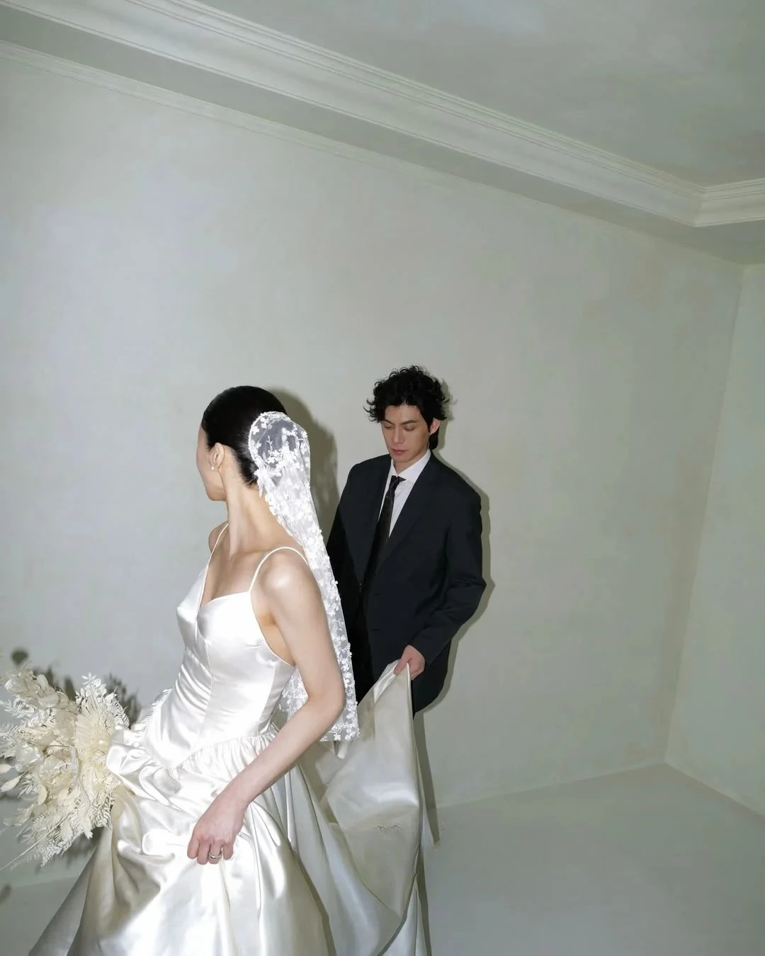 Customized Unique Elegant Exquisite Satin  Wedding Dresses  V-Neck  A Line Spaghetti Straps Minimalist Classic Gown for Bride