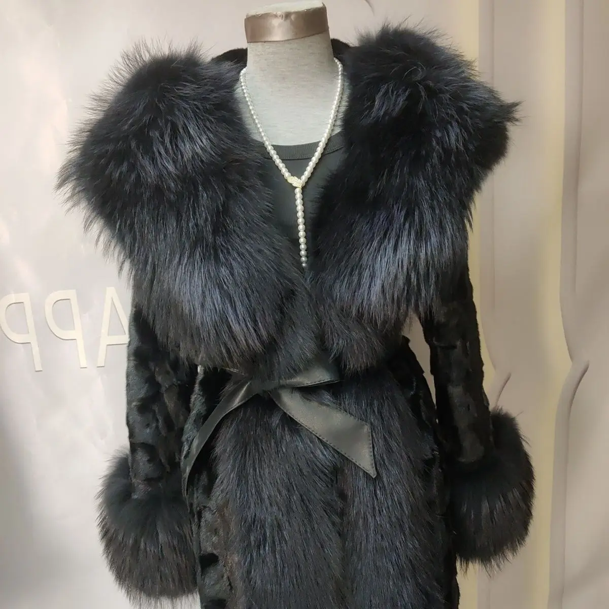Lange Damenoberbekleidung aus Nerzfell im neuesten Design mit großem Waschbärpelzkragen und Kapuze