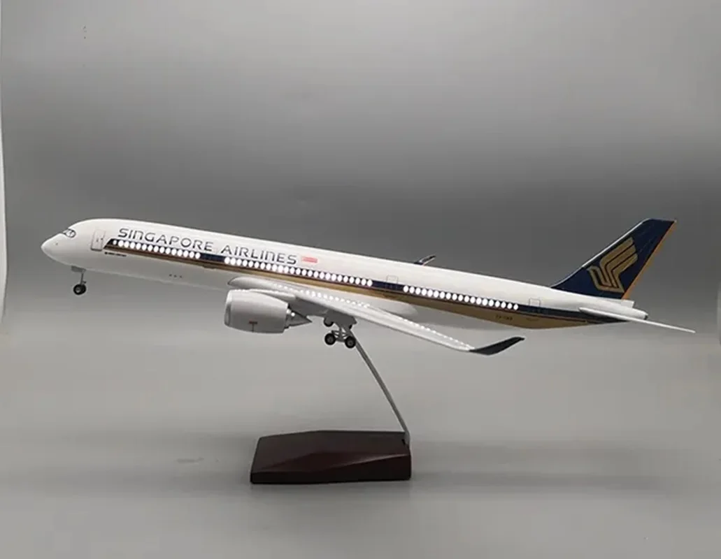 Singapore Airlines 47CM 1:142 Scale Model Aircraft A350 Airbus LED Light Die-casting Machine Collected As A Gift By Aviation