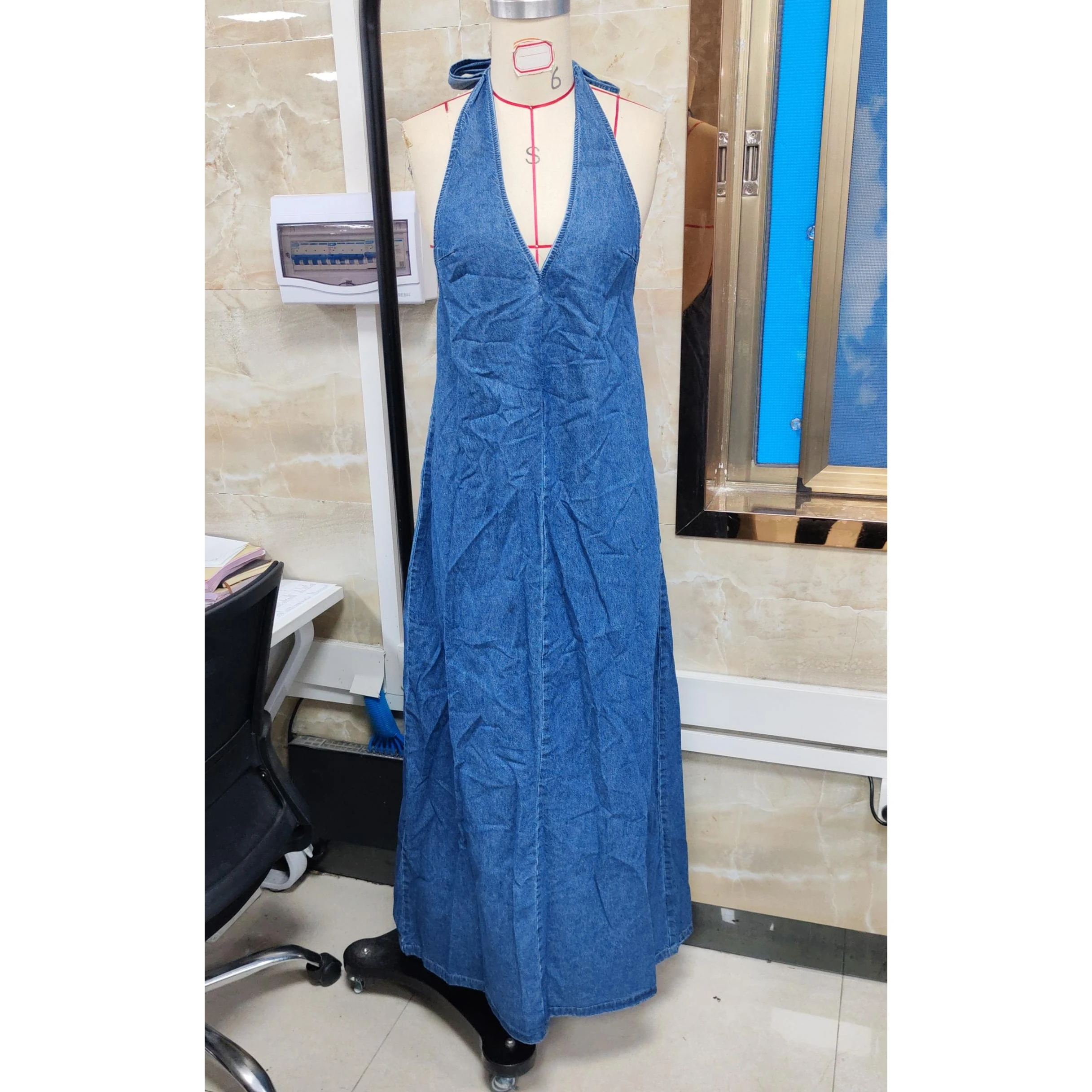 Robe longue de luxe en Denim pour femmes, col licou, à la mode, couleur unie, dos nu, col en V, sans manches, été