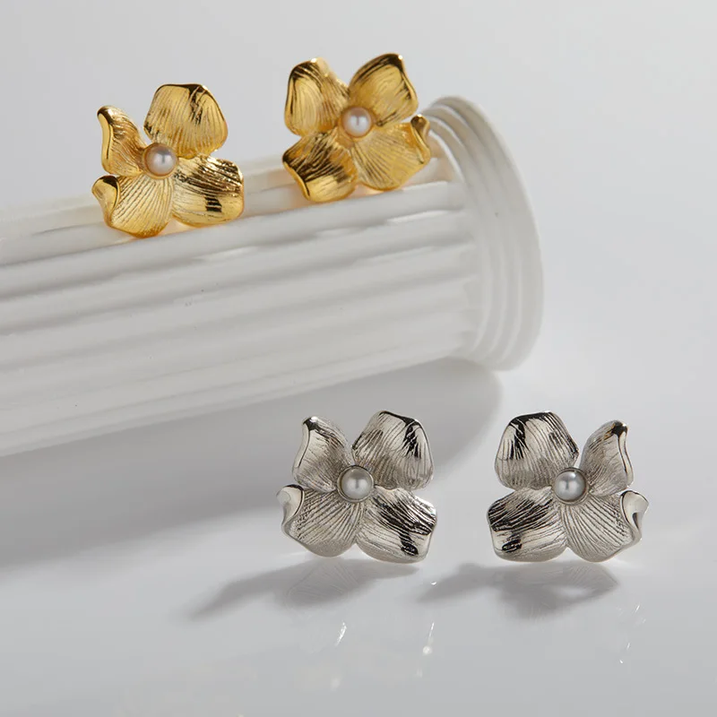

Japanese and Korean New Fashionable and Versatile EarringsS925Sterling Silver Inlaid Natural Pearl Flower Earrings Source Factor