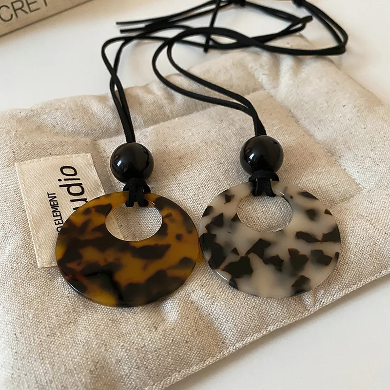 Le Collier Léopard Rétro Réglable Un Accessoire Intemporel pour Redéfinir Votre Style