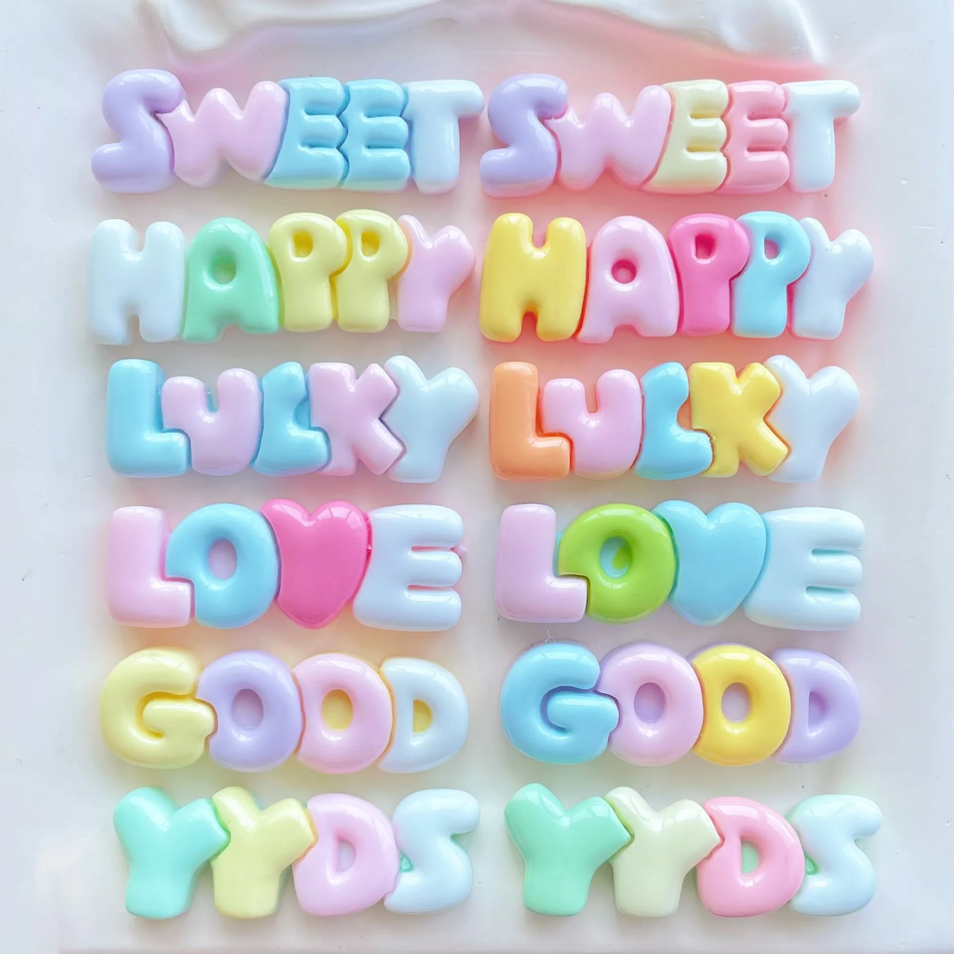 Resin Art Letter Keychain - 10-30 шт., разноцветные полимерные серьги-патчи с
