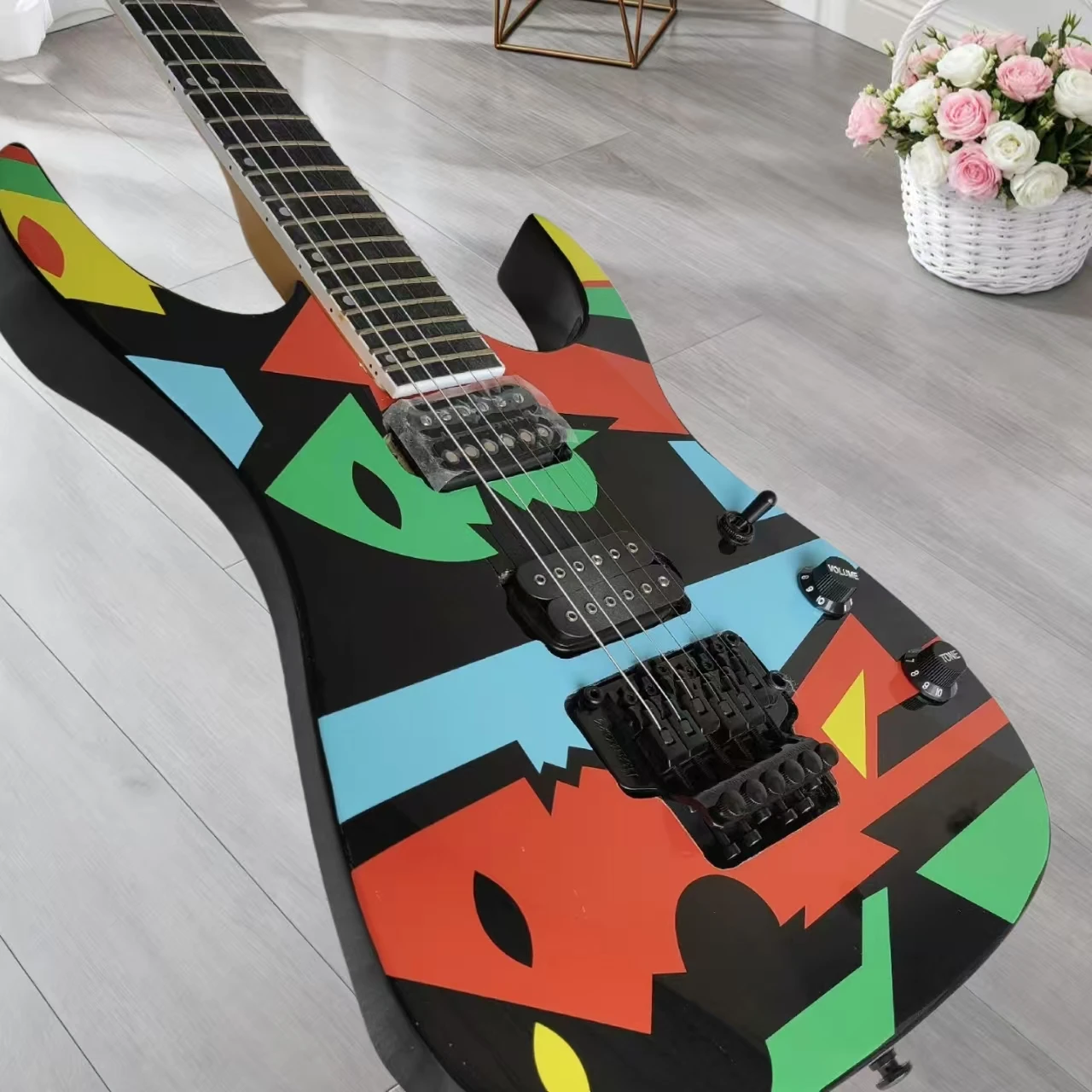 

Custom graphic JPM100 electric guitar, Floyd vibrato device, black solid-state accessories, HH pickups