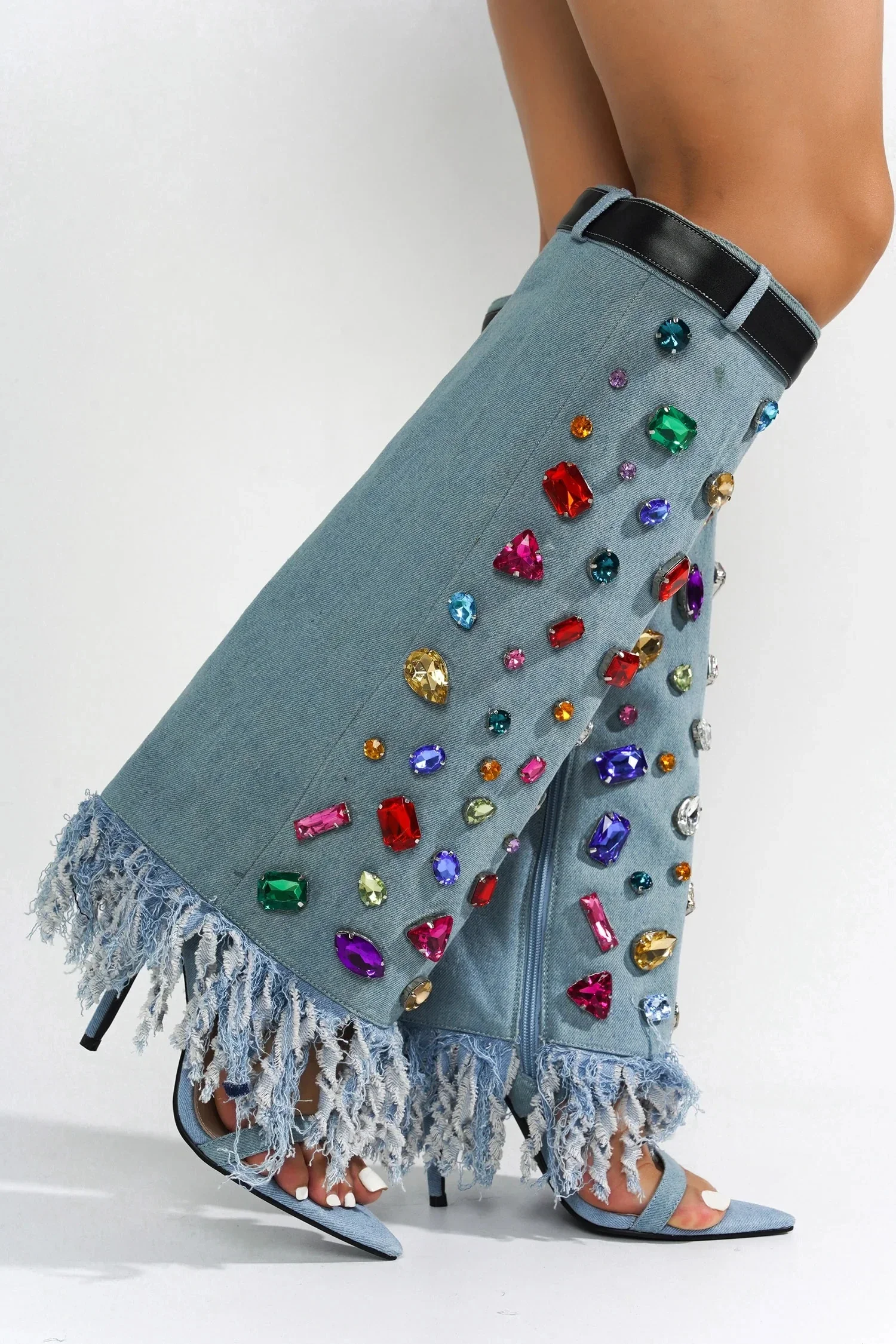 ﻿   صنادل بكعب عالٍ مفتوحة من الأمام بمقدمة مدببة، أحذية نسائية بطول الركبة من قماش الدنيم بتفاصيل وأحجار كريمة ملونة