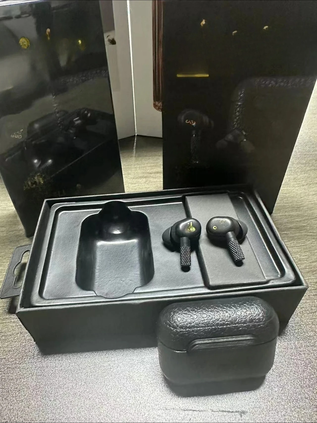 Hot selling itemwireless Bluetooth in ear sports earphones with earplug cancellation function