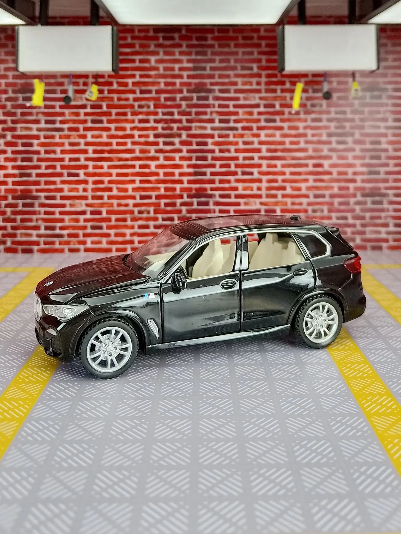 1:32 BMW X5 SUV Alloy Car Diecast Model Sound & Light Pull Back Toy Computer Desktop Ornaments Miniature Collectible Model Toy