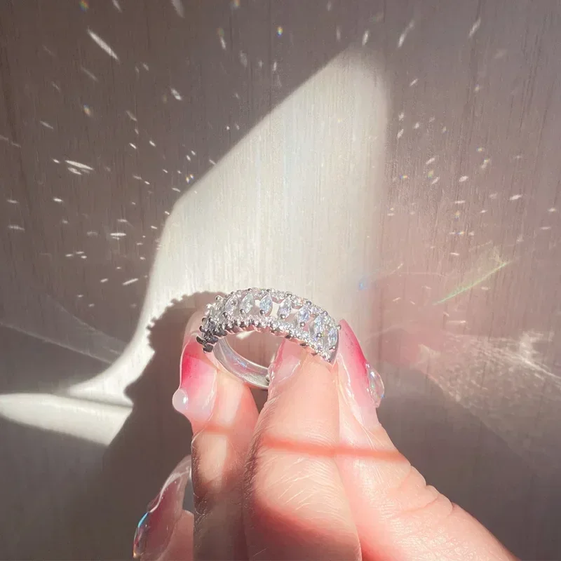 

MDL Moissanit.. style lace edge high carbon diamond ring thickness 18K white gold fashion niche super fairy hundred finger ring