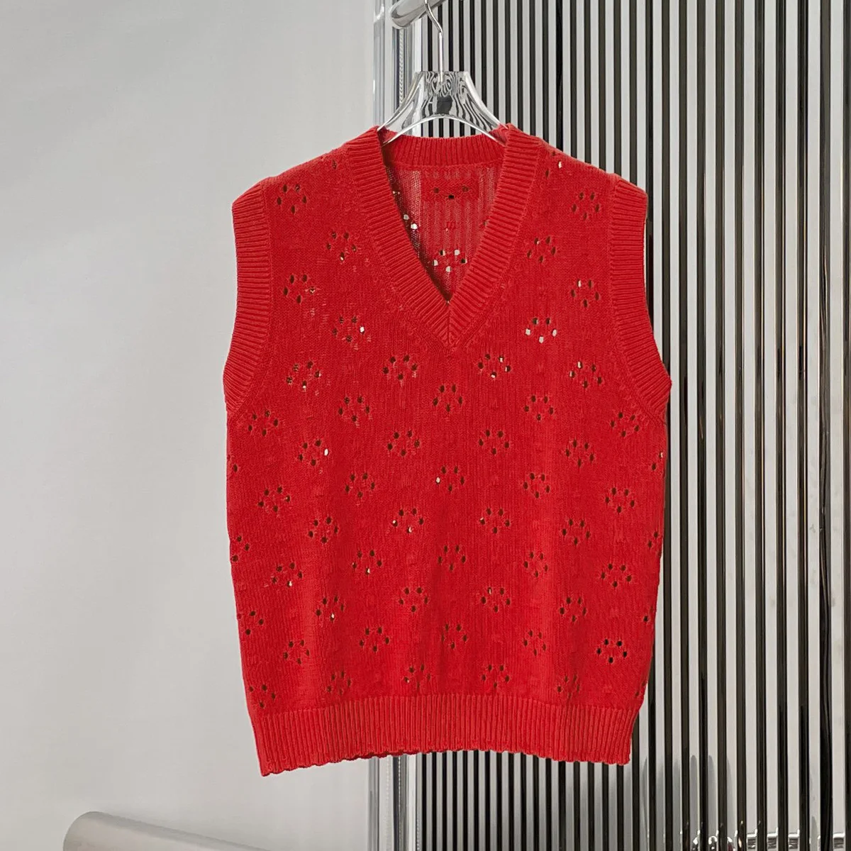 High Quality Women Solid Color V‑Neck Hollow Out Knit Vest Sleeveless Knitwear Casual Layer Waistcoat lyt127878