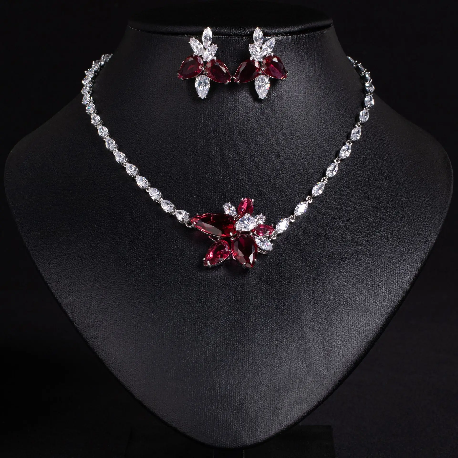 مجموعة أقراط وقلادة على شكل دمعة من الألماس - مجموعة مجوهرات الزفاف الأنيقة - أزياء Jovani النسائية