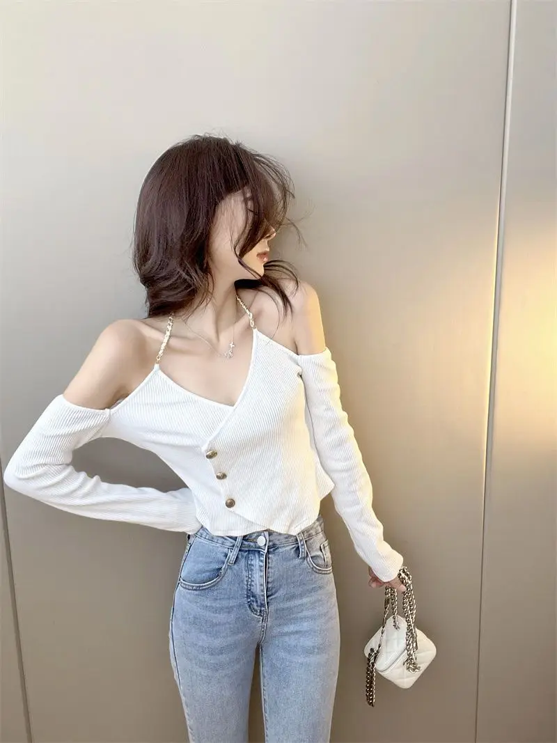 Czarny sweter damski z dekoltem w serek i długim rękawem na jesień, modny krótki top z odkrytymi ramionami, wiązany na szyi, elegancki, z wysokim stanem.