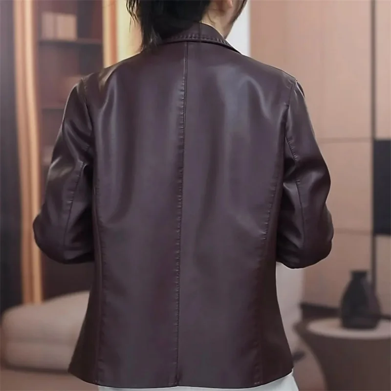 المرأة الكورية حجم كبير 4XL معطف جلد 2025 المؤنث التلبيب فو سترة جلدية الخريف الشتاء السيدات موضة بولي Leather الجلود أبلى