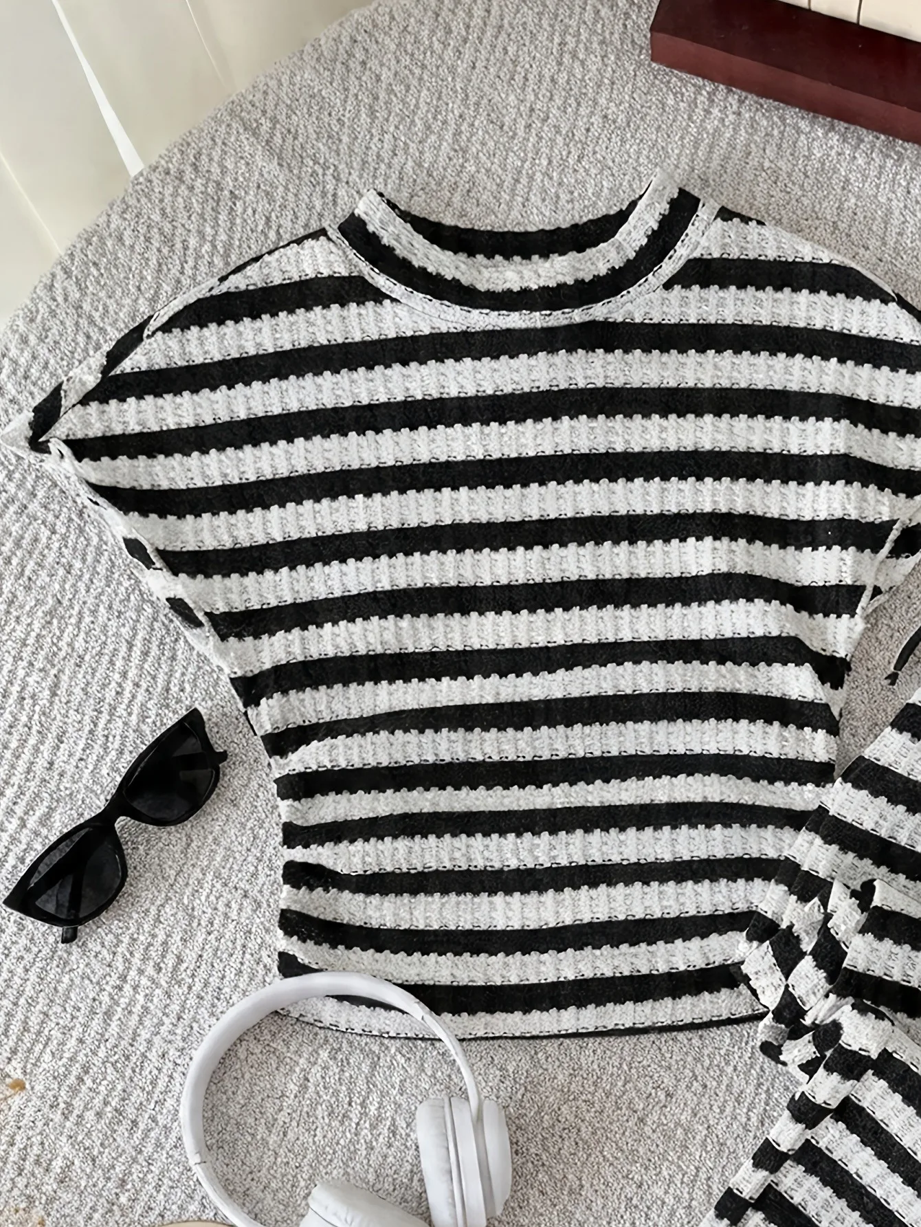 Trendiges gestreiftes Waffelstrick-Set für Mädchen, schwarz-weißes Oberteil mit Flügelärmeln + hochtaillierte Hose mit weitem Bein für den Sommer – Detail 5