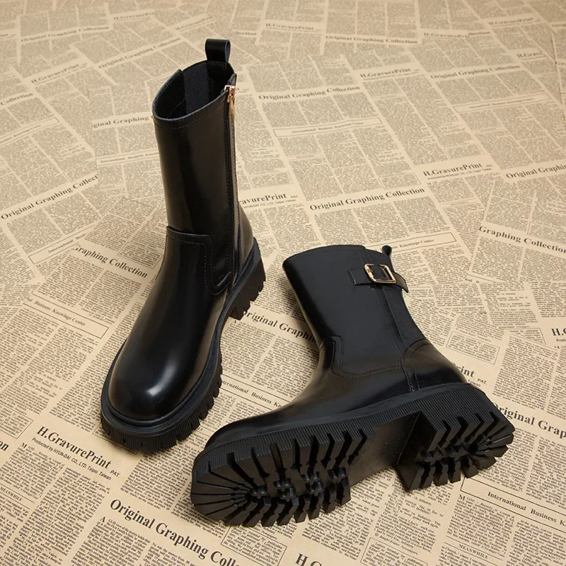 Botas de tornozelo femininas chiques com sola grossa e fivela de metal inverno 2024 nova chegada estilo europeu botas curtas com parte superior de borracha