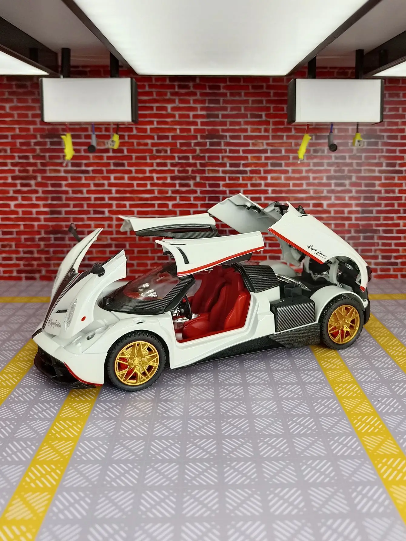 โมเดลรถซูเปอร์คาร์ Pagani อัลลอยด์ ขนาด 1:24 ของสะสม ตกแต่งบ้าน ประตูเปิดได้ มีเสียงและไฟ ของขวัญ