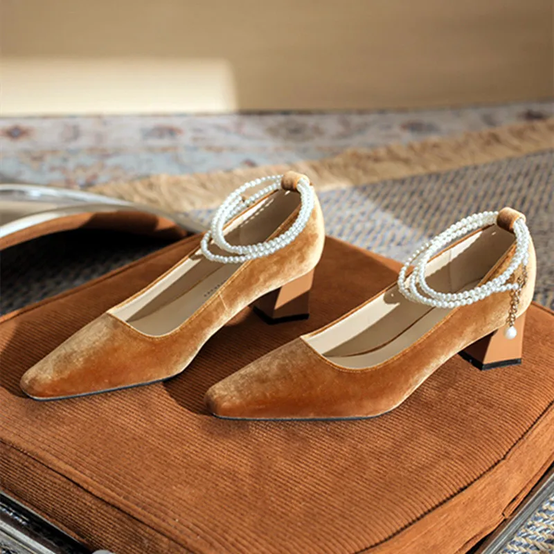 

Модные женские туфли-лодочки на массивном каблуке с белым жемчугом и ремешком на щиколотке, элегантные замшевые женские лоферы Мэри Джейн на удобном каблуке с квадратным носком