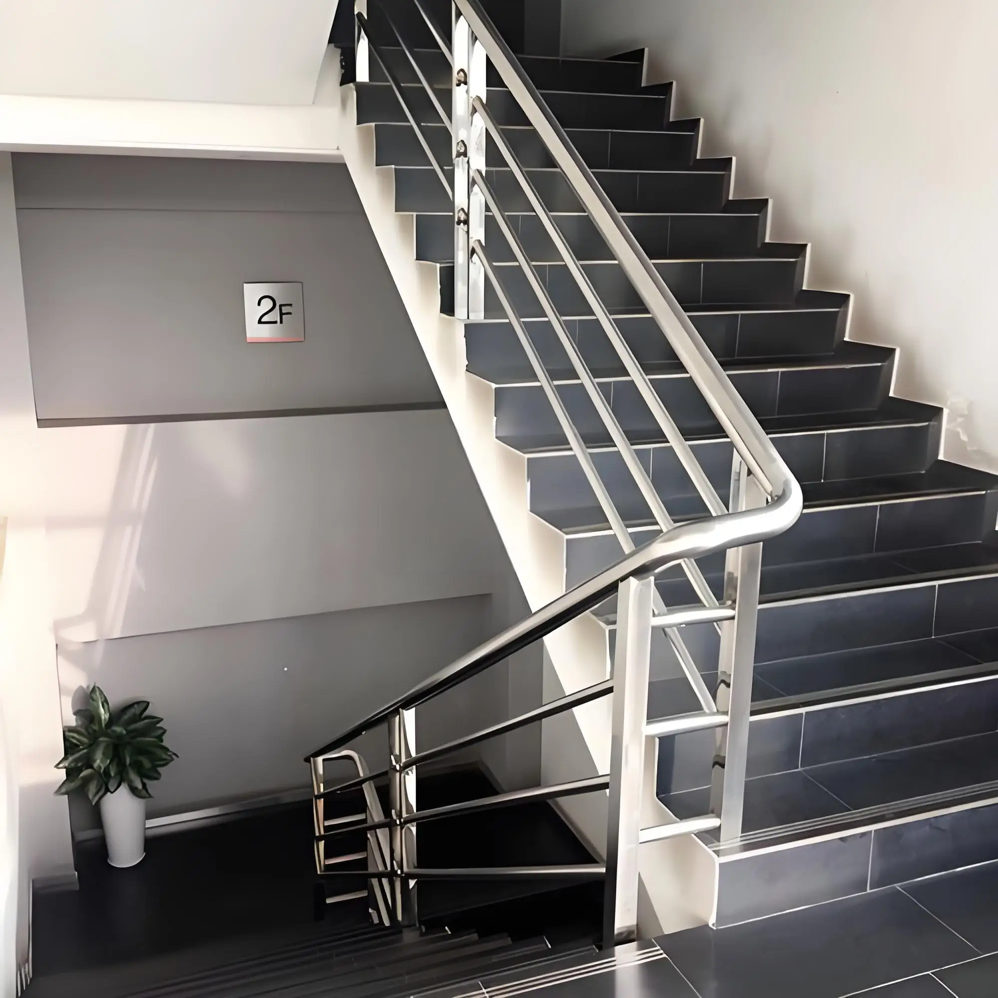 Maatwerk 304 roestvrijstalen gangbalustrade Eenvoudig te installeren vloeren Roestbestendige leuning Hotelbescherming