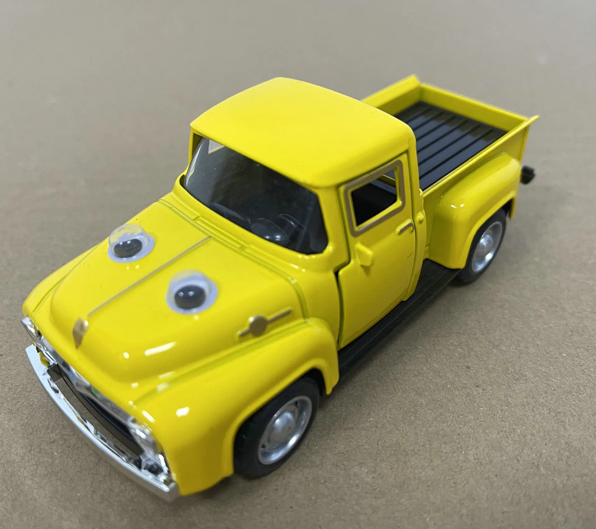 Nieuwe Cartoon Schattige Grote Ogen Legering Pick-Up Truck Speelgoed Auto Model Simulatie Retro Auto Pick-Up Truck Speelgoed Jongen Geschenken