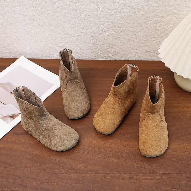 

Ботинки на плоской подошве для девочек. Новые детские теплые ботинки осенью и зимой. 202. Удобные и простые ботинки для отдыха в стиле ретро на мягкой подошве.