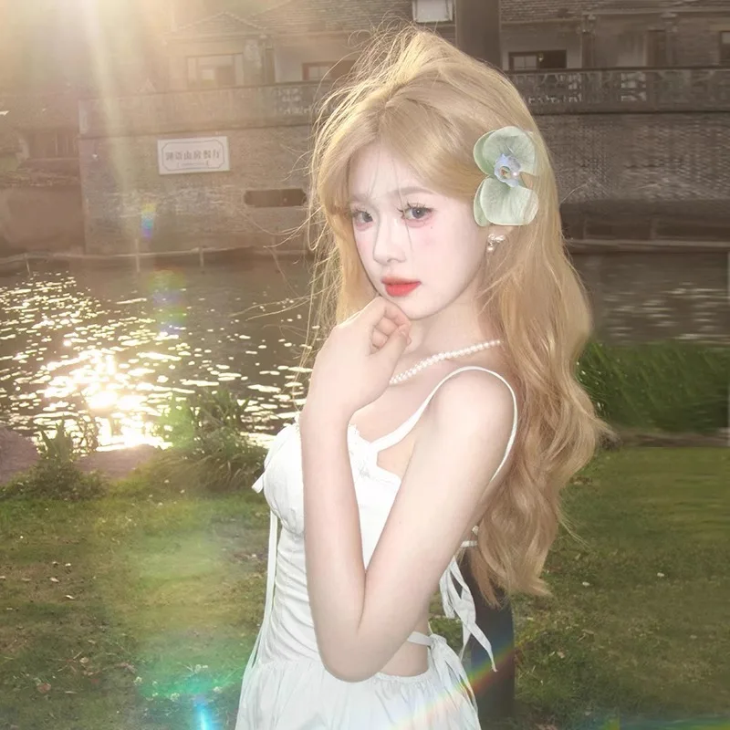 

Synthetic wig for women: long white-gold hair, middle part, eight-character bangs, long curly hair, large waves