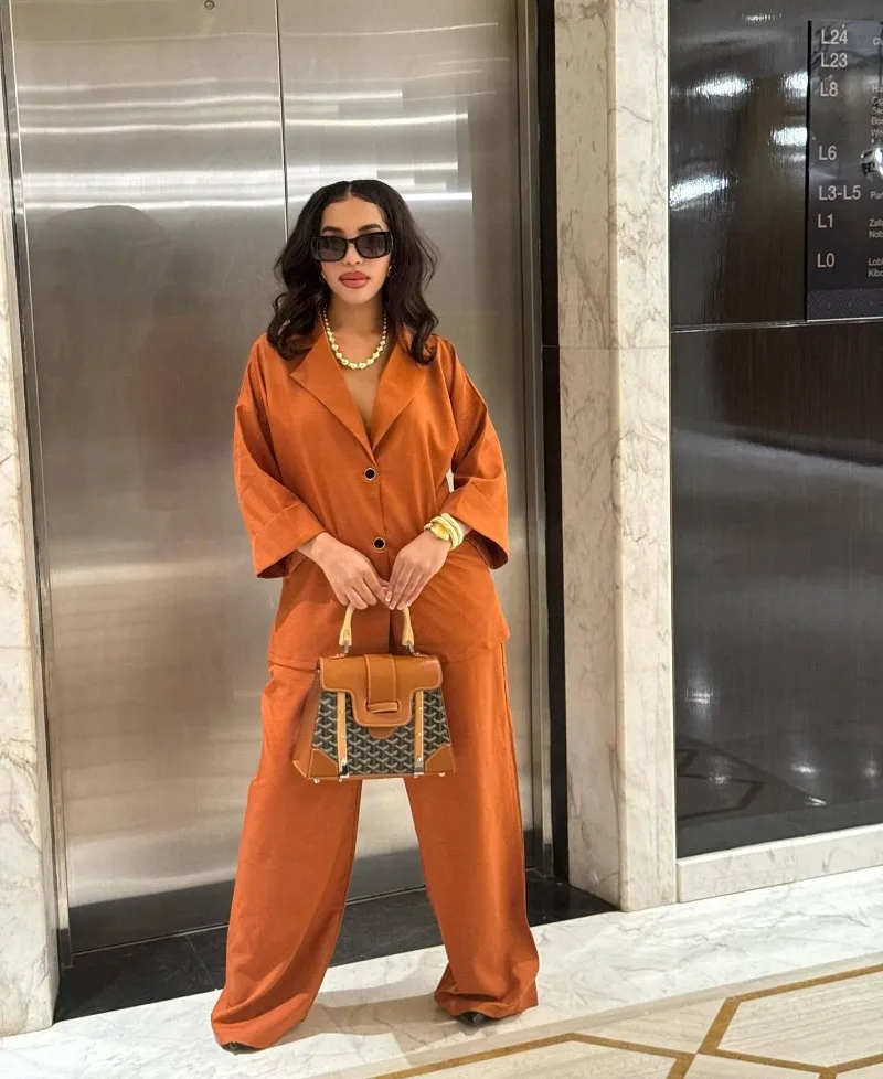 Elegantes orangefarbenes zweiteiliges Blazer-Set für den Sommer: Damen-Blazer mit Reverskragen + weit geschnittene Hose, afrikanische Freizeit- und Arbeitskleidung, Übergröße – Detail 9