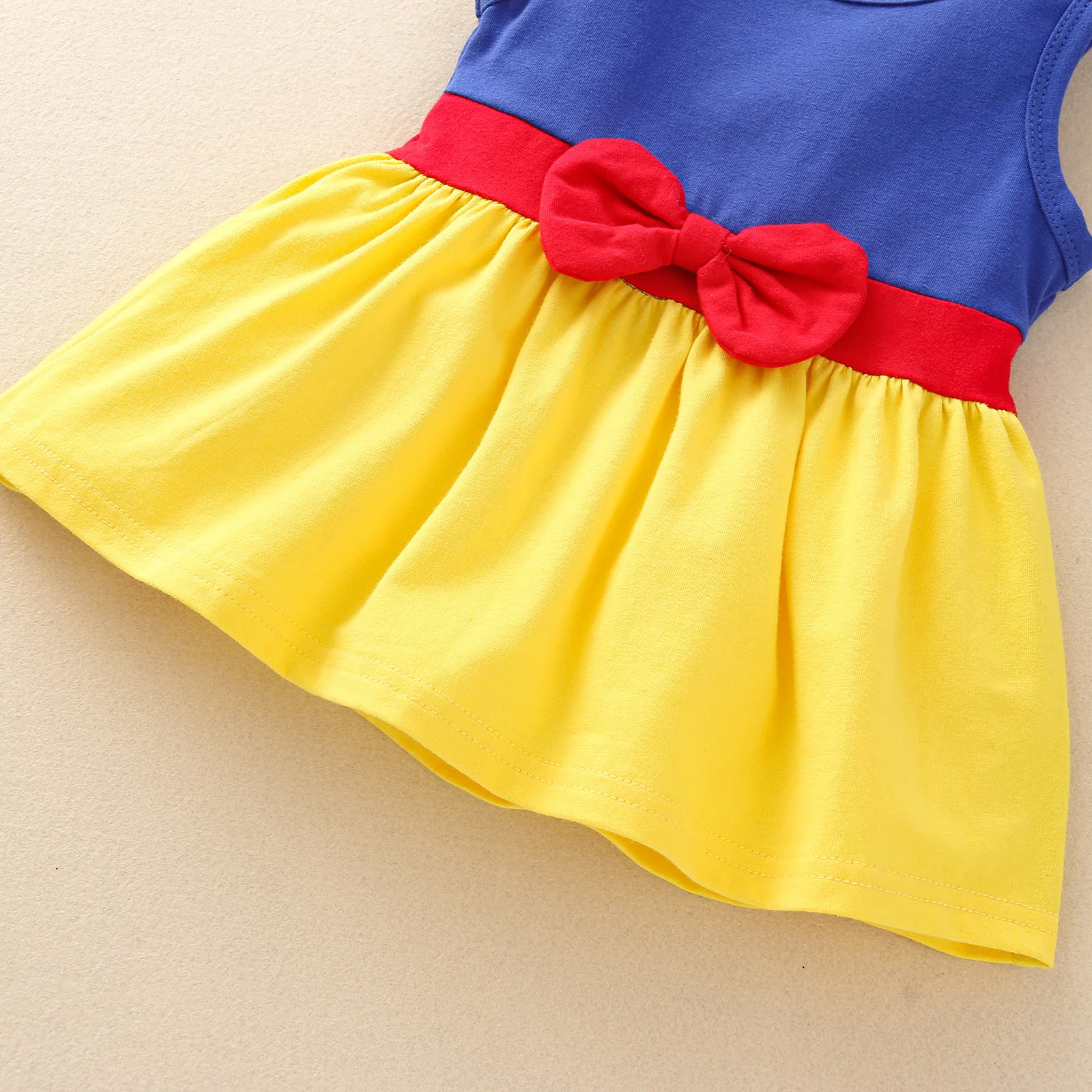 สาวฤดูร้อนของดิสนีย์สวมชุดเดรสแขนกุดประกบสโนว์ไวท์สีน้ําเงินสีเหลืองชุดสองชิ้นที่คาดผมโบว์