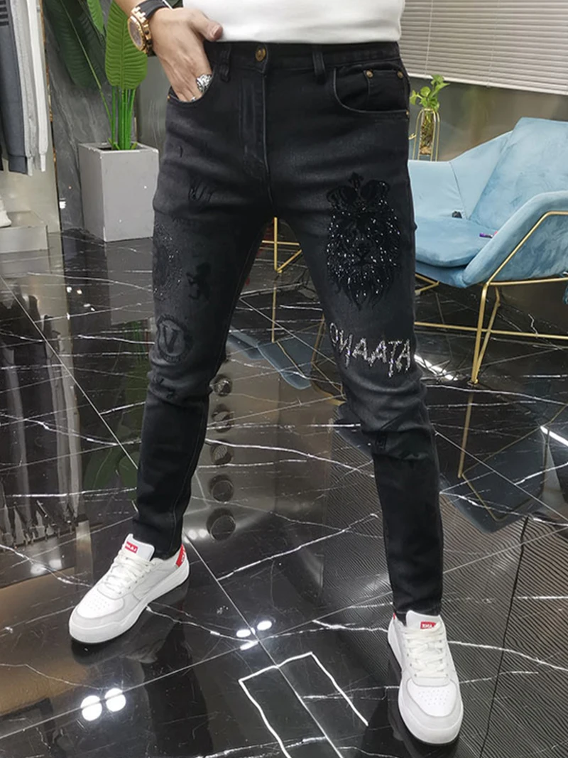 

Мужские джинсы Slim Fit с принтом из страз, модные черные повседневные брюки с застежкой-молнией на средней талии, молодежный тренд