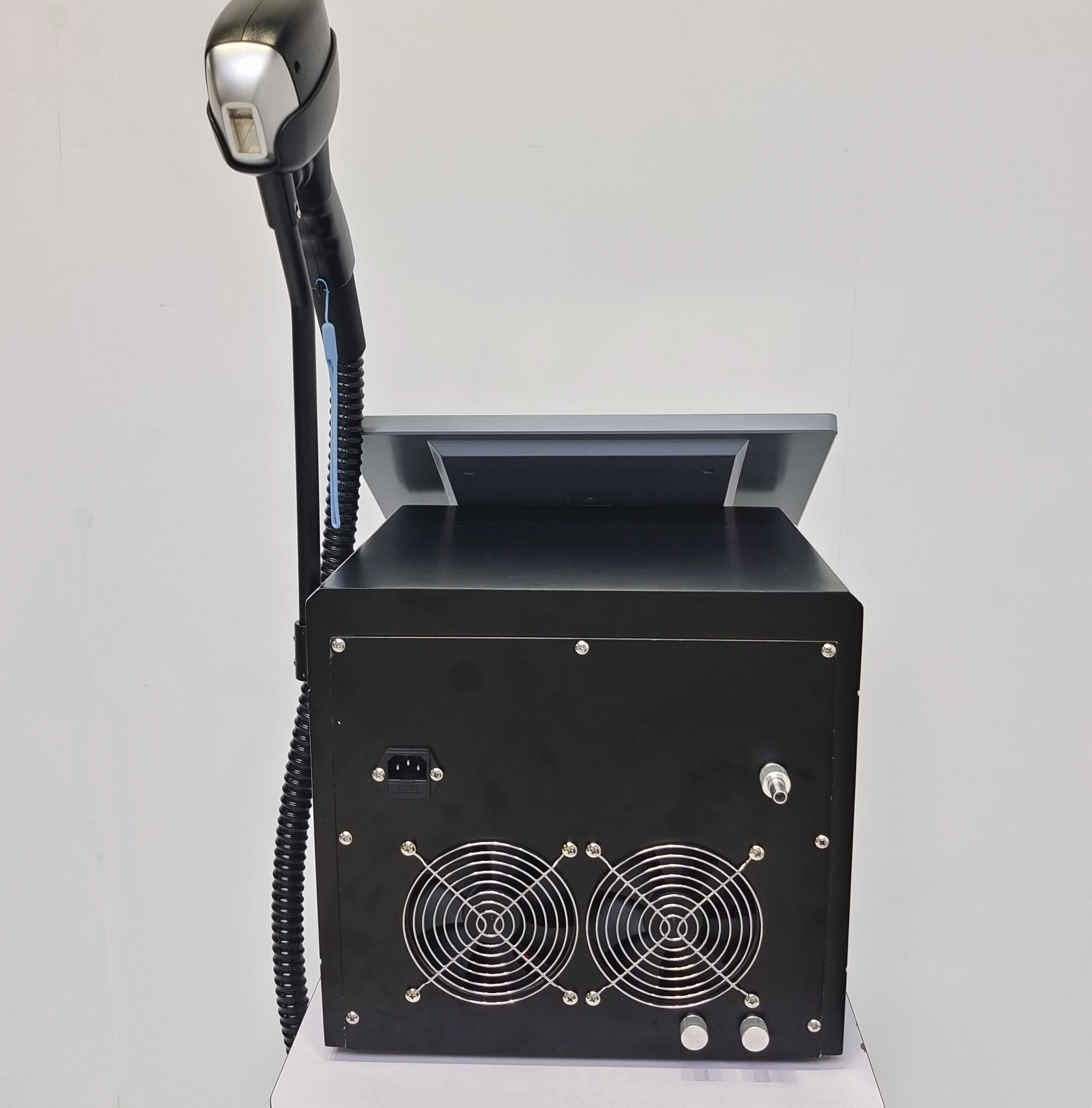 آلة إزالة الشعر بالليزر المهنية المحمولة 4000 واط ديود الكسندريت 4 أطوال موجية 755nm 808nm 1064nm نظام تبريد الجليد