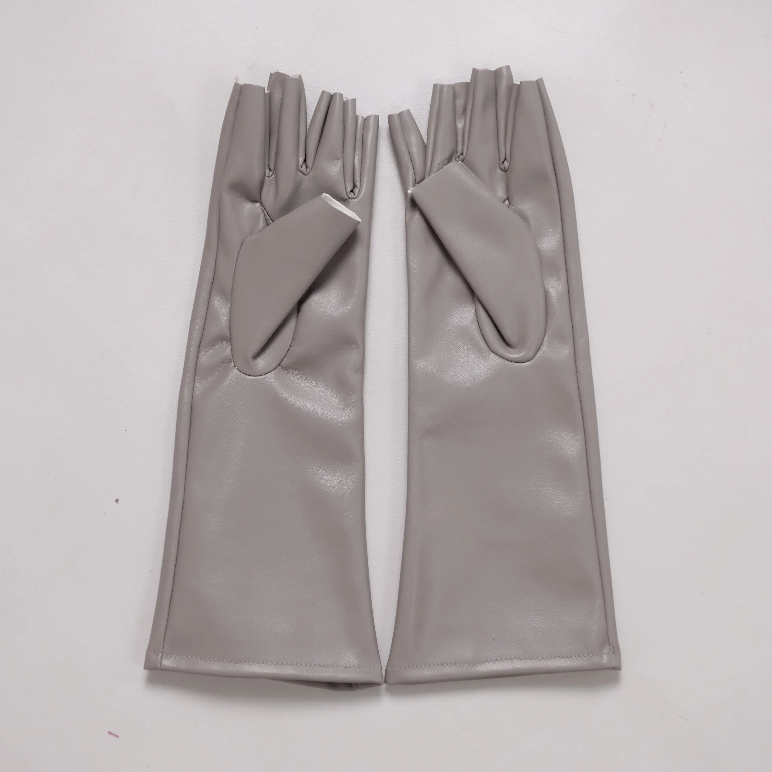 11 Zoll (28 cm) lange fingerlose Handschuhe aus Kunstleder, glänzend, schwarz-silber, halbfingerlos, fingerlose Wärmer, Handgelenkstulpen, Armstulpen, sexy – Detail 14