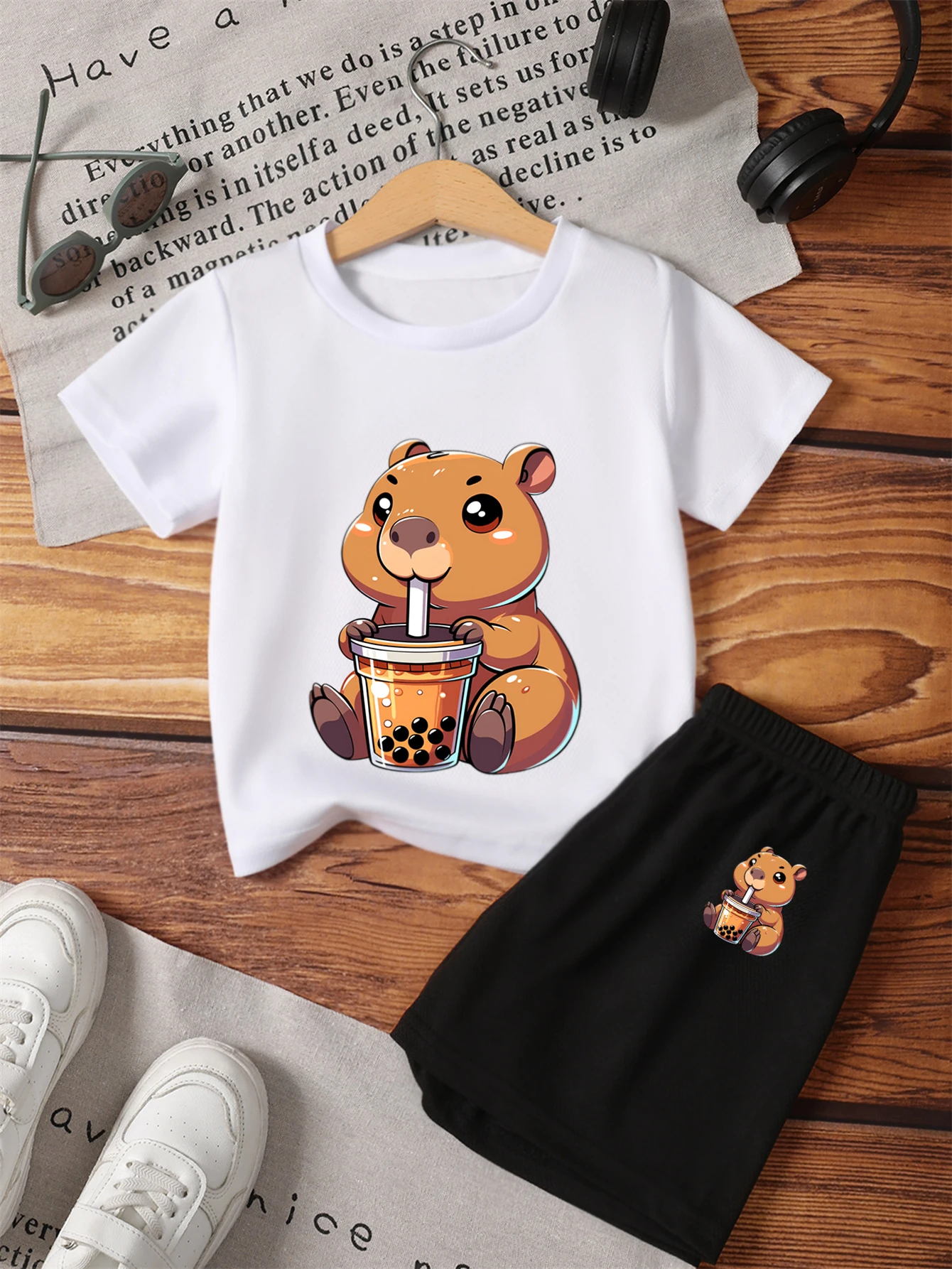 

2 предмета: летний повседневный комплект из футболки и шорт для мальчиков с принтами мультяшной капибары, пьющей молочный чай