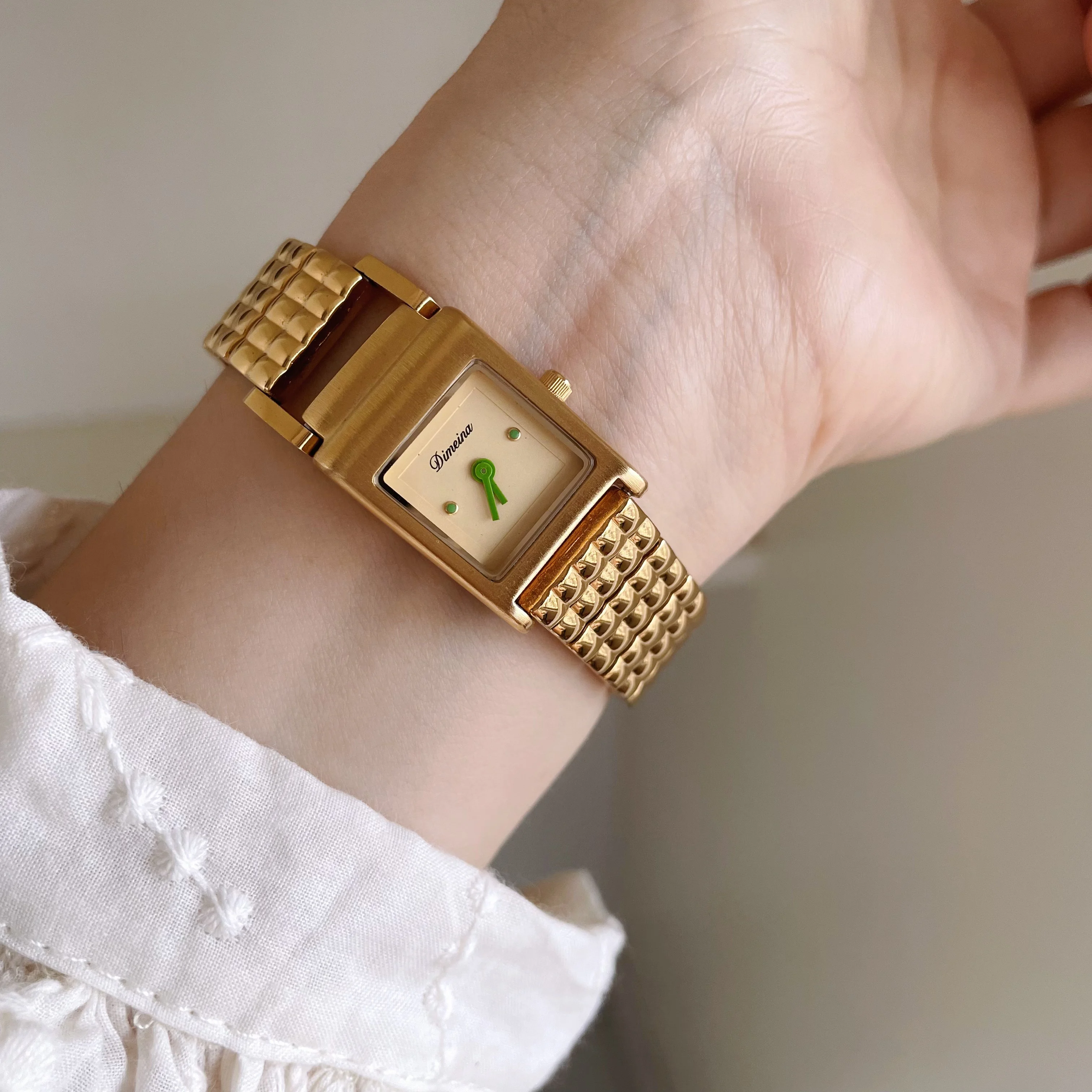 Small gold watch with a unique square design, a luxurious retro quartz watch for women, a perfect gift for your girlfriend.