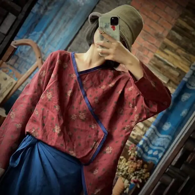 بلوزة نسائية من القطن برقبة على شكل V وأكمام طويلة قميص فضفاض 2025 خريف ريترو مطبوع عليه زهور سترة غير رسمية للخريف مقاس كبير