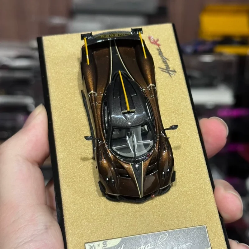 En stock : modèle miniature en résine DMY 1:64 Huayra R, finition carbone marron, argenté et noir brillant, figurine pour adultes, jouet pour garçons, cadeau pour enfants.