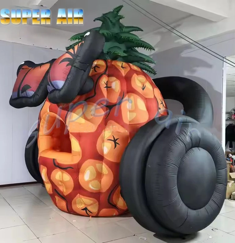 Nadmuchiwany ananas z słuchawkami do dekoracji sceny na festiwal muzyczny na świeżym powietrzu