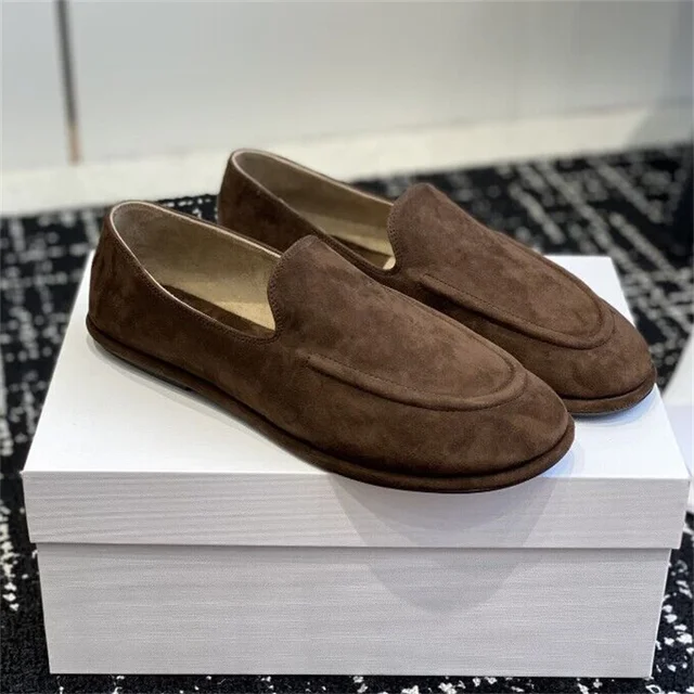 Nowe buty Lefu wykonane są z miękkiej skóry i mają dopasowaną sylwetkę z klasyczną okrągłą skórzaną podszewką, która
