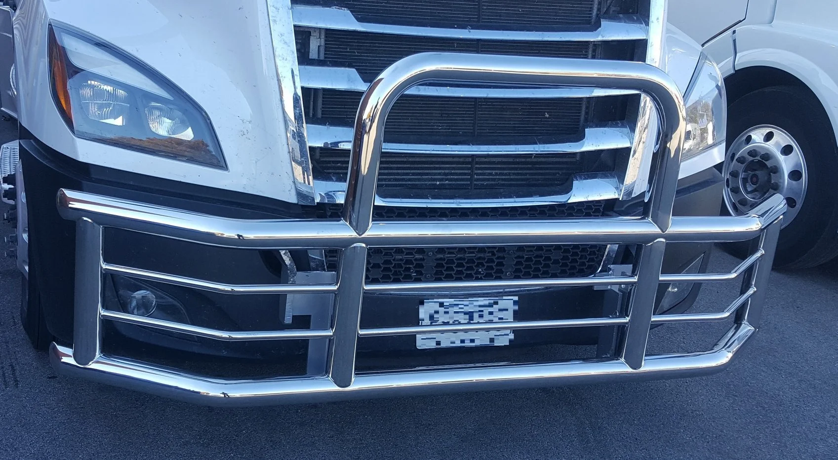 Customized Deer Defender Heavy Duty Semi Truck Defender Front Impact Resistant Bumper Grille For Volvo Vnl 04-14